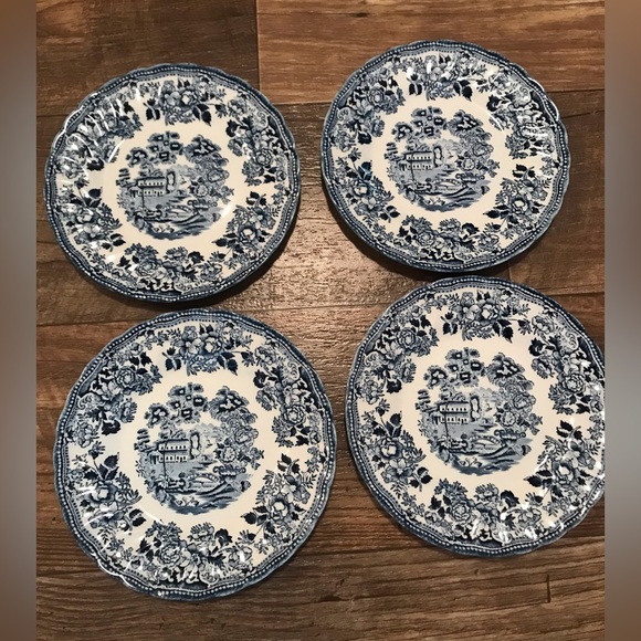 NWT Mint Condition Plates - Picture 2 of 2